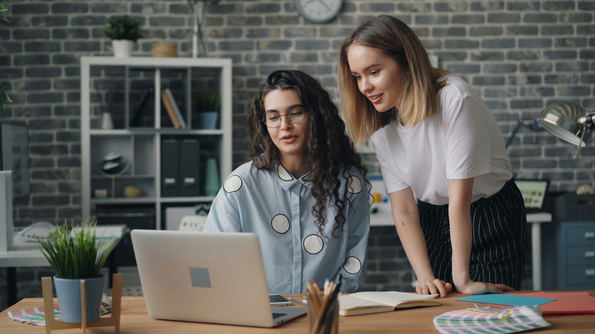Deux femmes regardent un écran d'ordinateur portable